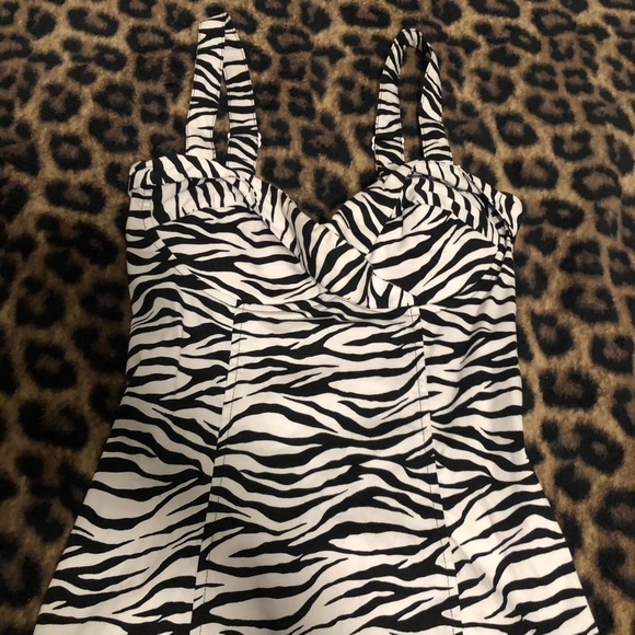 SOLD Deadly dames zebra top - Picture 2 of 3